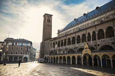  Padua Merkezi (Padova) tarihi kentin belediye binası Palazzo Della Ragione Piazza Delle Erbe Square, İtalya aradı.
