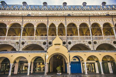  Padua Merkezi (Padova) tarihi kentin belediye binası Palazzo Della Ragione Piazza Delle Erbe Square, İtalya aradı.