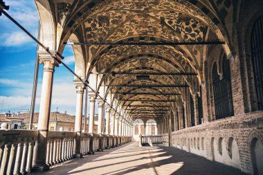  Padua Merkezi (Padova) tarihi kentin belediye binası Palazzo Della Ragione Piazza Delle Erbe Square, İtalya aradı. Güneşli bir günde Padua, İtalya