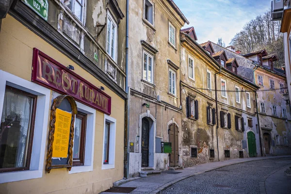 Casas Antiguas Centro Ljunljana Ljubljana Calle Estrecha Primavera Día Soleado —  Fotos de Stock