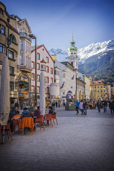 Innsbruck Centro Ciudad Con Montón Gente Cafés Callejeros Decorados Para — Foto de Stock