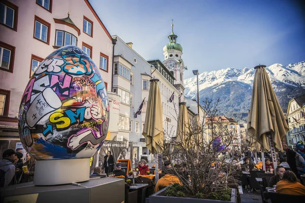 Innsbrucker Innenstadt Mit Vielen Menschen Und Straßencafés Die Mit Großen — Stockfoto