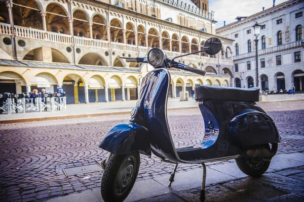 Vintage Motorcycle Parked Central Square Padua Italy — Stock Photo, Image