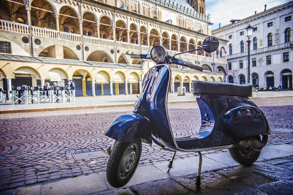 Vintage Motorcycle Parked Central Square Padua Italy — Stock Photo, Image