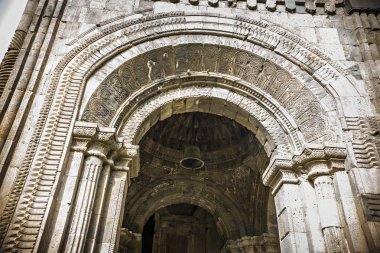 Tatev, Ermenistan - Mayıs 2018: Tatev tarihi manastırda Ermenistan'da giriş kapısı. Tatev Kilisesi, Ermenistan'ın yapı elemanları