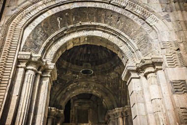 Tatev, Ermenistan - Mayıs 2018: Tatev tarihi manastırda Ermenistan'da giriş kapısı. Tatev Kilisesi, Ermenistan'ın yapı elemanları