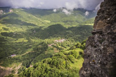 Ermenistan'ın dağ manzarası. Tatev, Ermenistan Syunik Eyaleti, Yeşil dağlar görünümü