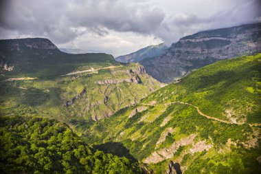 Ermenistan'ın dağ manzarası. Tatev, Ermenistan Syunik Eyaleti, Yeşil dağlar görünümü