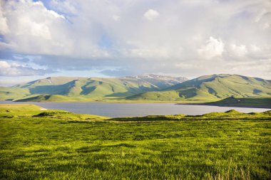 Panarama Spandaryan rezervuar, Ermenistan'ın Syunik bölgesinde. Göl ve dağların güzel manzara Syunik Eyaleti, Ermenistan