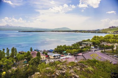 Turkuaz suyu ve yeşil tepeleri olan Sevan Gölü manzarası, Sevan, Ermenistan 