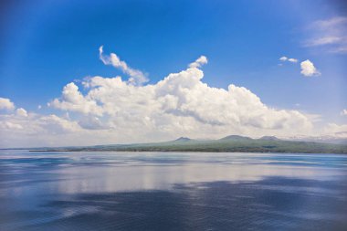 Turkuaz suyu ve yeşil tepeleri olan Sevan Gölü manzarası, Sevan, Ermenistan 