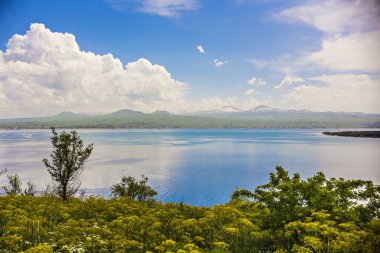 Turkuaz suyu ve yeşil tepeleri olan Sevan Gölü manzarası, Sevan, Ermenistan 