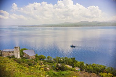 Turkuaz suyu ve yeşil tepeleri olan Sevan Gölü manzarası, Sevan, Ermenistan 