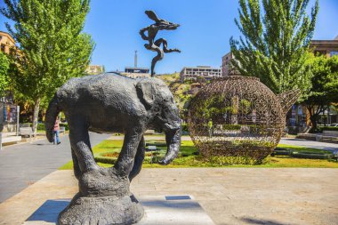 Erivan, Ermenistan - Haziran 2018: Tarihsel Cascade sanat Erivan, Ermenistan karmaşık. Fili heykele Erivan, Ermenistan