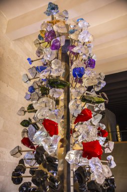 Erivan, Ermenistan - Haziran 2018: cam çiçekler Cascade Sanat Merkezi Erivan, Ermenistan ile metalden yapılmış rüzgar gülü ağaçlar,
