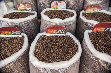  Erivan, Ermenistan piyasada torbalarda toplu kahve çekirdekleri