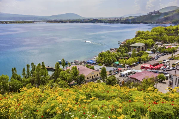 Turkuaz suyu ve yeşil tepeleri olan Sevan Gölü manzarası, Sevan, Ermenistan 