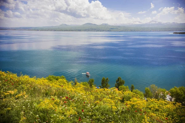 Turkuaz suyu ve yeşil tepeleri olan Sevan Gölü manzarası, Sevan, Ermenistan 