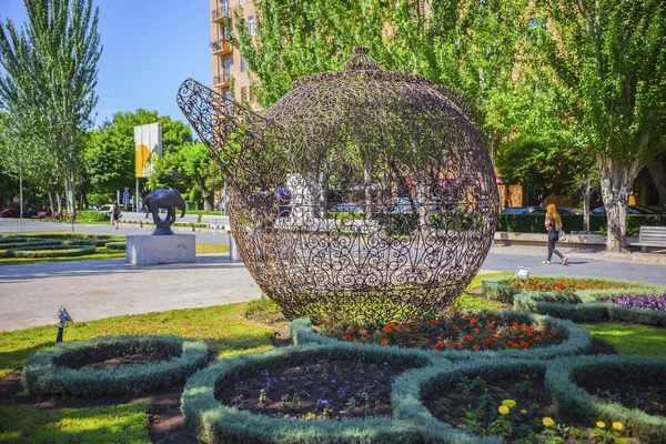 Obří Konvice Skulptury Drátů Kaskádě Umění Centrum Parku Jerevan Arménie — Stock fotografie