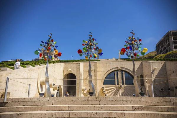Флюгер Дерев Металеві Скляні Квіти Каскад Арт Центр Єревані — стокове фото