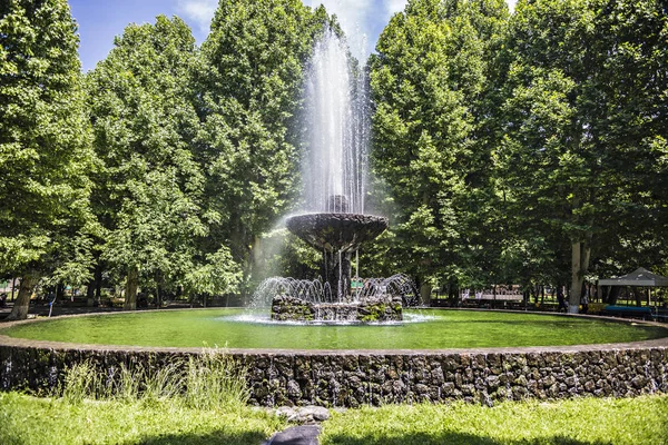 Fontána Anglický Park Jerevanu Kašna Uprostřed Svěží Zelené Stromy Arménie — Stock fotografie