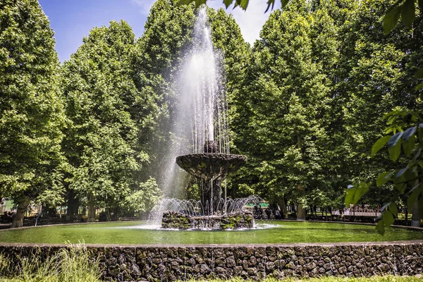 Fountain English Park Yerevan Fountain Surrounded Lush Green Trees Armenia — Stock Photo, Image