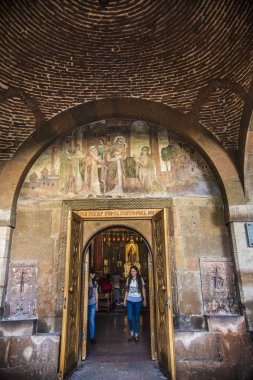 Echmiadzin Manastırı kompleksindeki St. Gayane Kilisesi 'nin giriş kapısı, Ermenistan