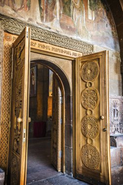 Echmiadzin Manastırı kompleksindeki St. Gayane Kilisesi 'nin giriş kapısı, Ermenistan