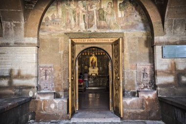 Echmiadzin Manastırı kompleksindeki St. Gayane Kilisesi 'nin giriş kapısı, Ermenistan