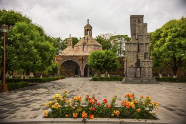 Gül, Echmiadzin Manastırı karmaşık, Ermenistan ile çevrili küçük Şapel