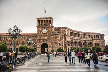 Erivan, Ermenistan - Mayıs 2018: Hükümet Konağı önünde, Çeşme Cumhuriyet Meydanı Erivan, Ermenistan'saatli