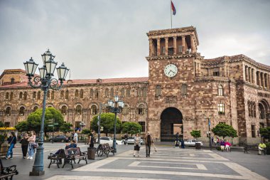 Erivan, Ermenistan - Mayıs 2018: Hükümet Konağı önünde, Çeşme Cumhuriyet Meydanı Erivan, Ermenistan'saatli