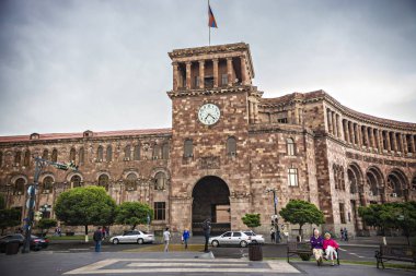 Erivan, Ermenistan - Mayıs 2018: Hükümet Konağı önünde, Çeşme Cumhuriyet Meydanı Erivan, Ermenistan'saatli