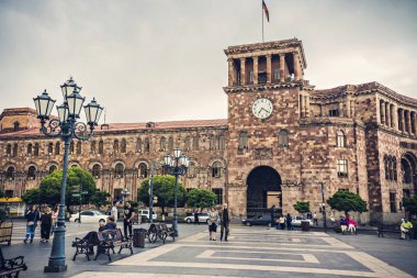 Erivan, Ermenistan - Mayıs 2018: Hükümet Konağı önünde, Çeşme Cumhuriyet Meydanı Erivan, Ermenistan'saatli
