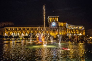 Çeşme Cumhuriyet Meydanı'nda Yerevan Center'da Yerevan çeşmeler gece, Ermenistan tarafından şarkı.