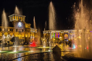 Erivan, Ermenistan - Mayıs 2018: Şarkı çeşmeler Yerevan merkezinde Cumhuriyet Meydanı, Yerevan çeşmeler gece, Ermenistan