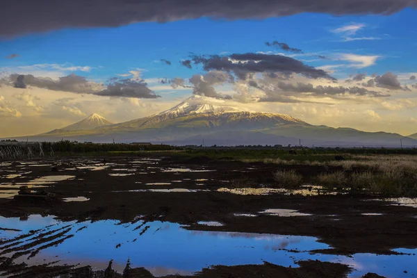 Vista Del Atardecer Montaña Ararat Desde Mirador Del Monasterio Echmiadzin — Foto de Stock