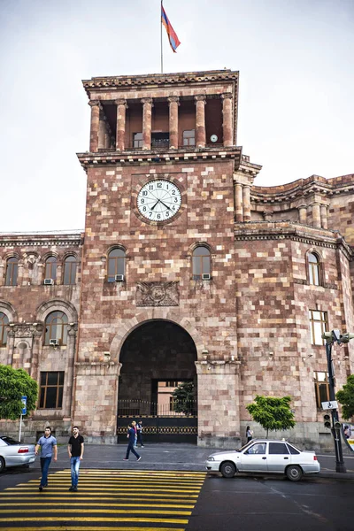 Ереван Армения Май 2018 Года Здание Правительства Часами Перед Фонтаном — стоковое фото