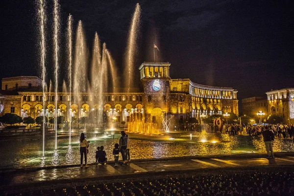 Erivan Ermenistan Mayıs 2018 Şarkı Çeşmeler Yerevan Merkezinde Cumhuriyet Meydanı — Stok fotoğraf