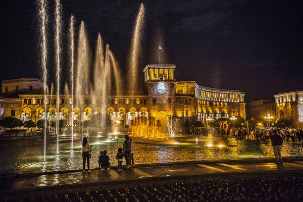 Erivan, Ermenistan - Mayıs 2018: Şarkı çeşmeler Yerevan merkezinde Cumhuriyet Meydanı, Yerevan çeşmeler gece, Ermenistan