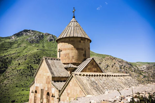 诺拉万克十三个世纪的亚美尼亚修道院 位于亚美尼亚 Yeghegnadzor 镇附近的 Amaghu 河附近的一个狭窄峡谷 — 图库照片