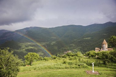 Gökkuşağının üstünde Tatev, Ermenistan Syunik Eyaleti dağlarda. Tatev, Ermenistan'da Ermeni Kilisesi ile dağ manzarası