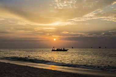 Geleneksel Zanzibar dhow gün batımında. Güzel günbatımı gökyüzü ve denizin Zanzibar, Tanzanya, dhow