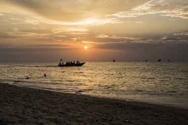 Geleneksel Zanzibar dhow gün batımında. Güzel günbatımı gökyüzü ve denizin Zanzibar, Tanzanya, dhow