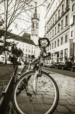 Vienna, Avusturya - Mart 2018: Viyana cityscape. Avusturya Viyana sokakta şehir merkezinde, Bisiklet park