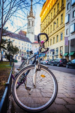 Vienna, Avusturya - Mart 2018: Viyana cityscape. Avusturya Viyana sokakta şehir merkezinde, Bisiklet park