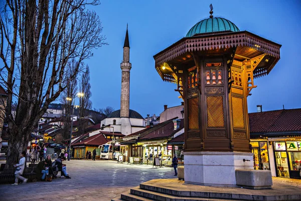Güvercin kare, Bascarsija'da üç aylık dönemlere göre akşam ışıklar, Sarajevo, Bosna Hersek Sebilj Çeşme