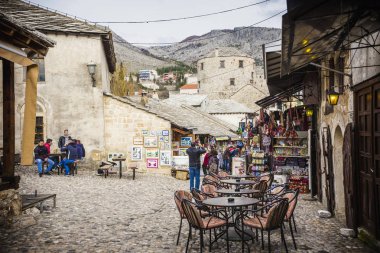 Mostar eski şehir, Bosna-Hersek dar sokakta açık kafe