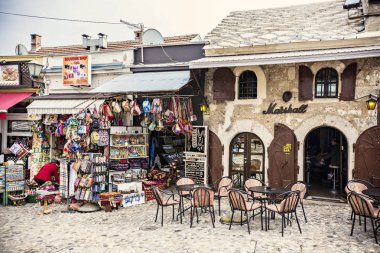 Mostar eski şehir, Bosna-Hersek dar sokakta açık kafe