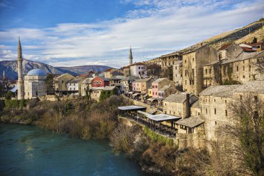 Güzel manzarasına eski tarihi Mostar taş evleri ve beldesi camii minaresi, Unesco Dünya Mirası, Mostar, Bosna Hersek